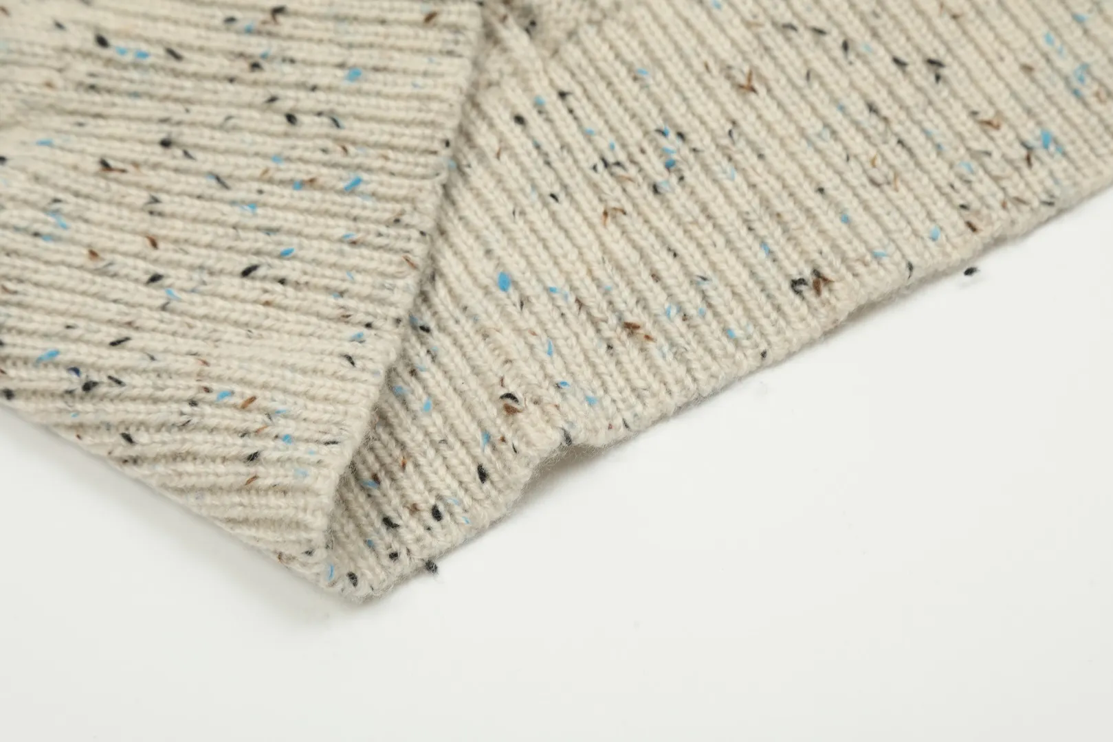 vivienne west wood Vivienne heavy-duty twist multi-color classic cardigan knitted sweater wool 2024 autumn latest style 🧩 15% merino cotton wool 85% wool blend 🧩Correct Italian 🇮🇹100% wool washed wheat logo Size: S -M- L Color: White Dark Gray Blue